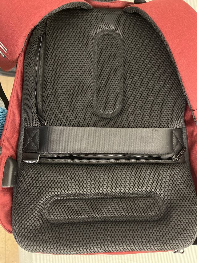 Mochila XDDESIGN granate. tiene muchos bolsillos.