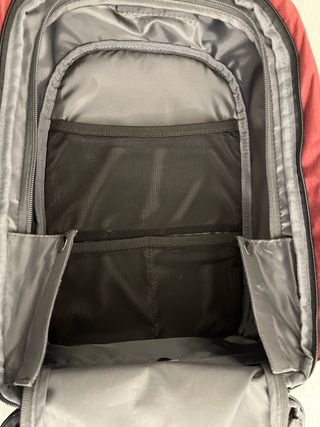 Mochila XDDESIGN granate. tiene muchos bolsillos.