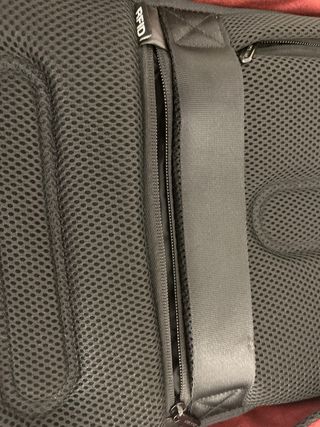 Mochila XDDESIGN granate. tiene muchos bolsillos.