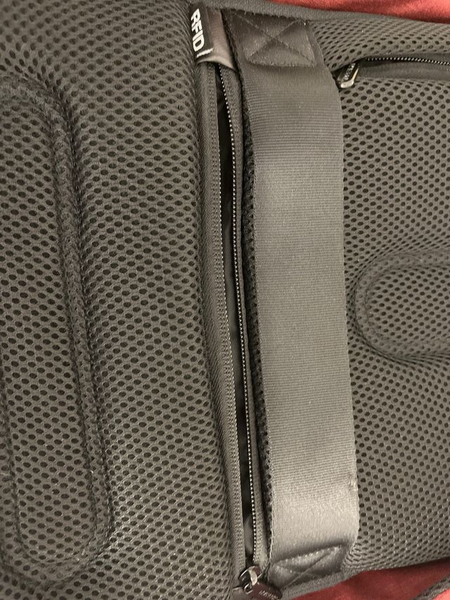 Mochila XDDESIGN granate. tiene muchos bolsillos.