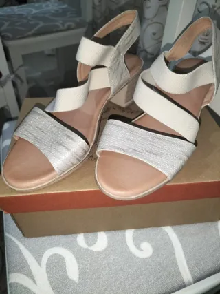 Sandalias Beige, blancas y destellos plata Mujer