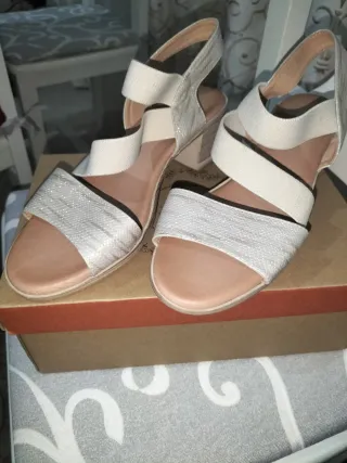 Sandalias Beige, blancas y destellos plata Mujer