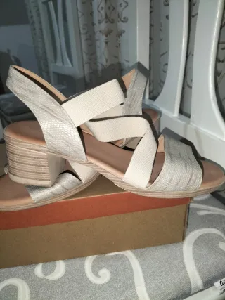 Sandalias Beige, blancas y destellos plata Mujer