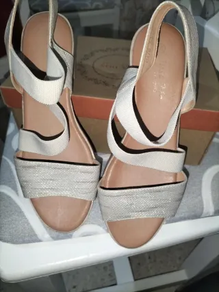 Sandalias Beige, blancas y destellos plata Mujer