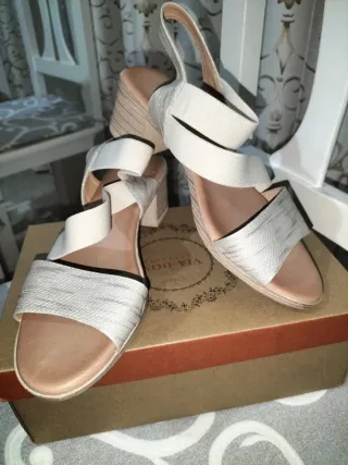 Sandalias Beige, blancas y destellos plata Mujer
