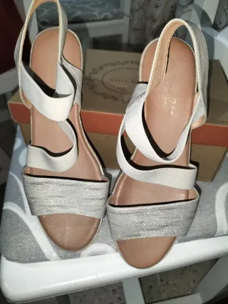 Sandalias Beige, blancas y destellos plata Mujer