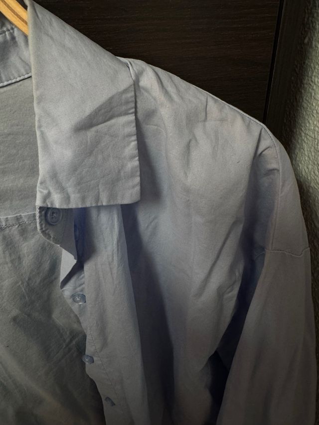 Camisa azul de manga larga