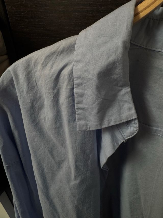 Camisa azul de manga larga