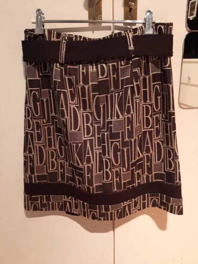 Falda marrón con cinturón