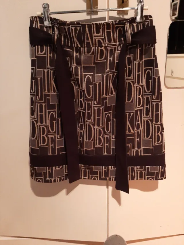 Falda marrón con cinturón