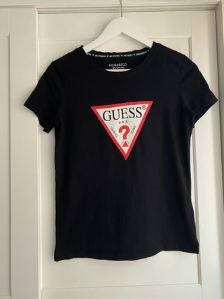 Camiseta Guess Negra Logo Triángulo