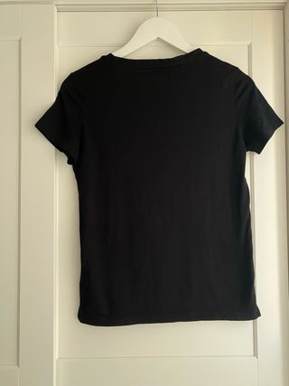 Camiseta Guess Negra Logo Triángulo