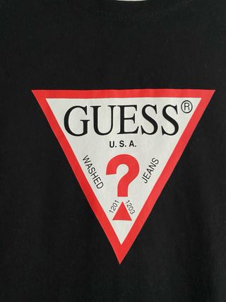 Camiseta Guess Negra Logo Triángulo