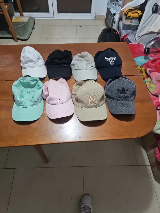 Lote de gorras variadas