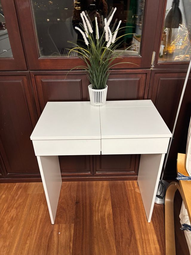 Escritorio,tocador blanco  de Ikea Con buen tamaño