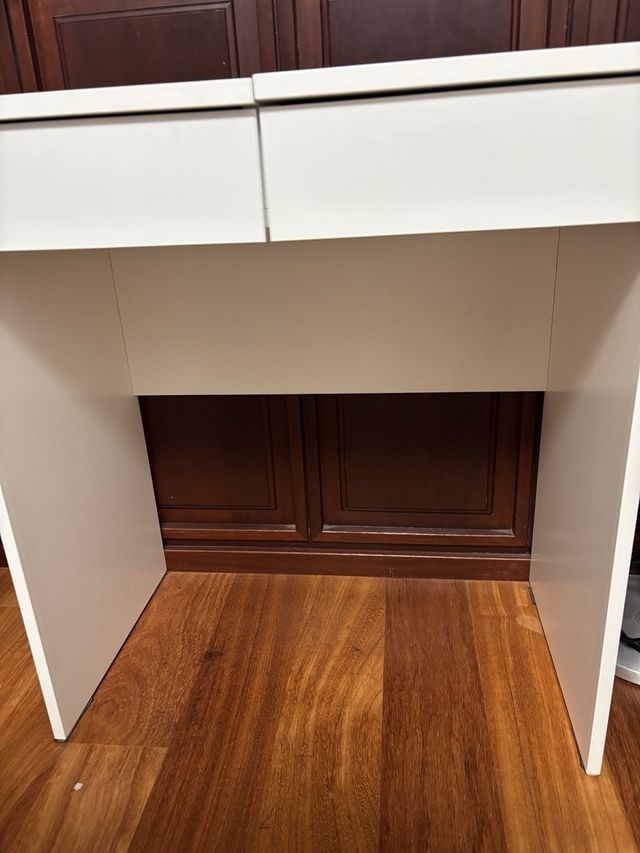 Escritorio,tocador blanco  de Ikea Con buen tamaño