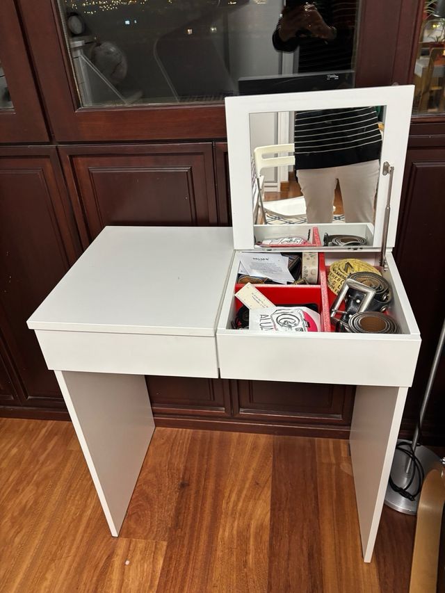 Escritorio,tocador blanco  de Ikea Con buen tamaño