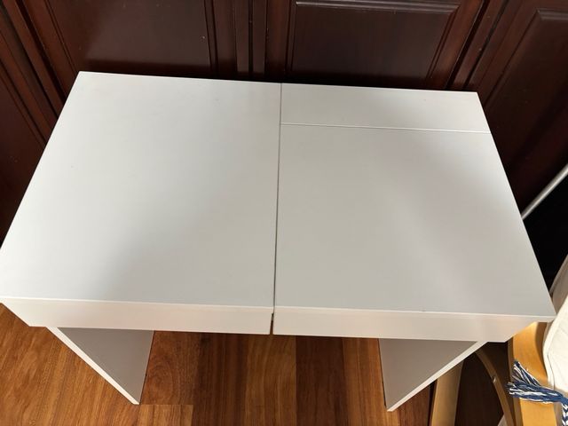 Escritorio,tocador blanco  de Ikea Con buen tamaño