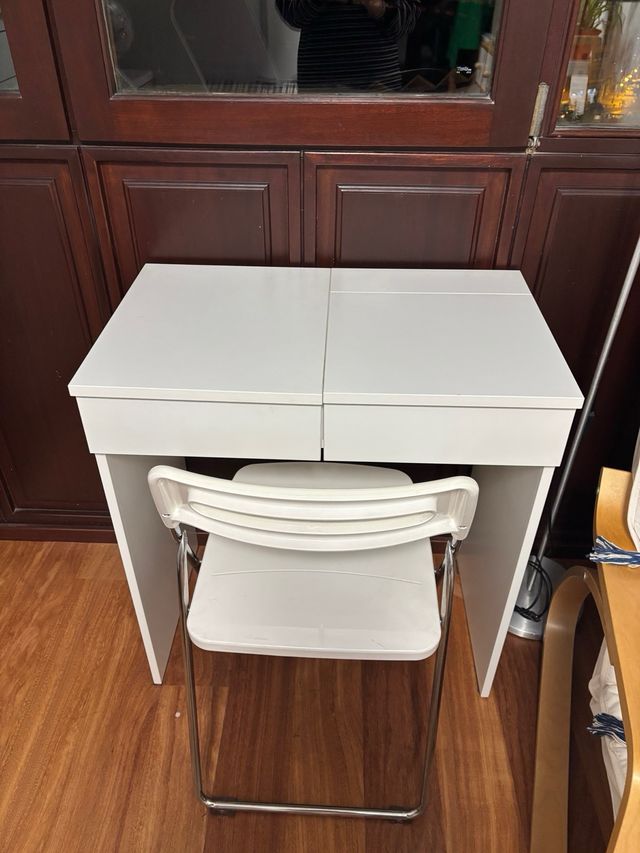 Escritorio,tocador blanco  de Ikea Con buen tamaño