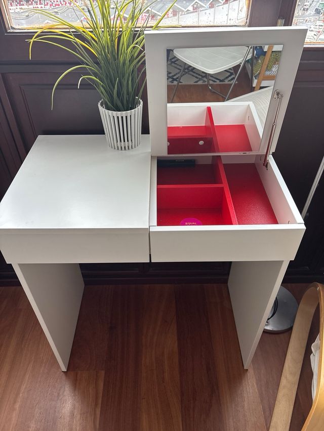 Escritorio,tocador blanco  de Ikea Con buen tamaño