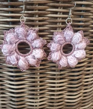 Pendientes flor bisutería en color violeta y rosa