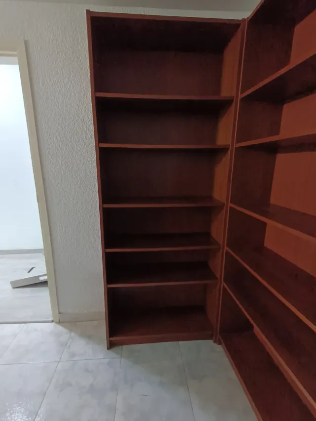 Estanterías de madera marrones