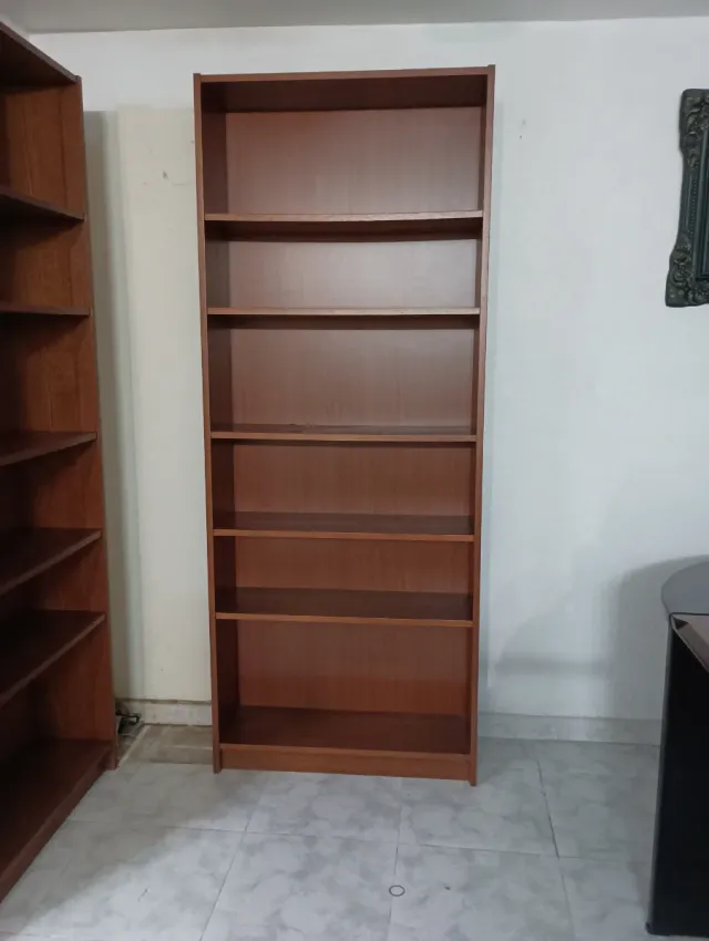 Estanterías de madera marrones