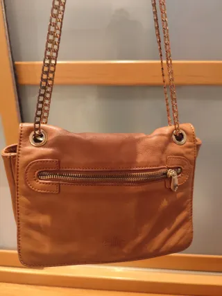 Bolso piel cadena beige