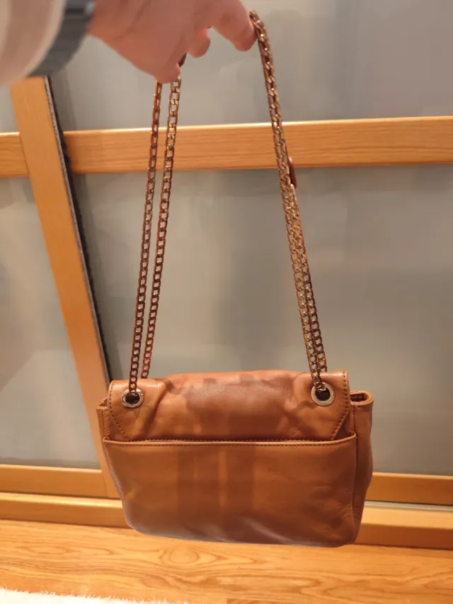 Bolso piel cadena beige