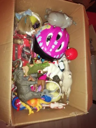 Lote de juguetes y DVD hay más de 100 juguetes