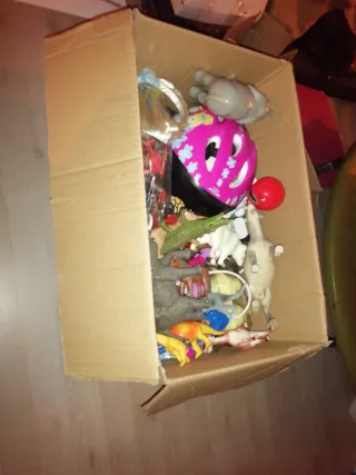 Lote de juguetes y DVD hay más de 100 juguetes