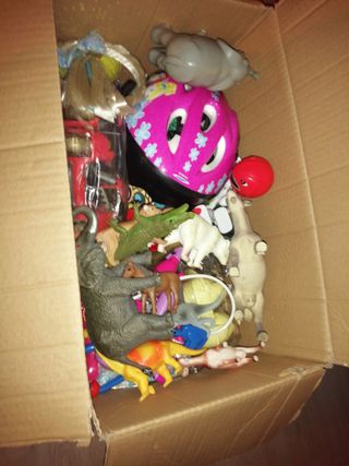 Lote de juguetes y DVD hay más de 100 juguetes