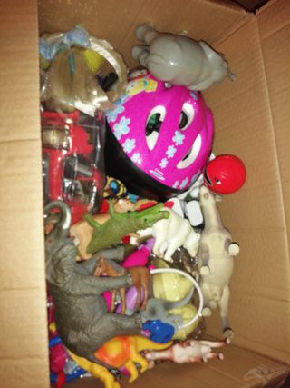Lote de juguetes y DVD hay más de 100 juguetes