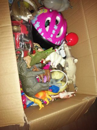 Lote de juguetes y DVD hay más de 100 juguetes