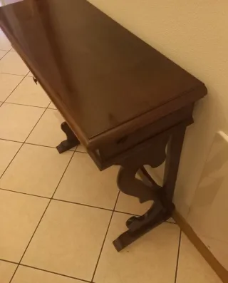 Consolle in legno scuro con cassetto