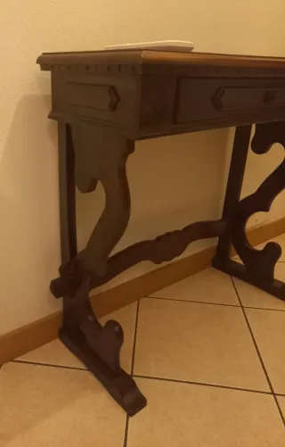 Consolle in legno scuro con cassetto
