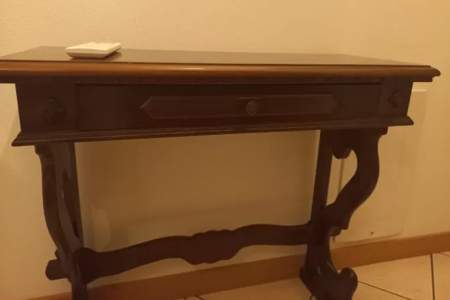 Consolle in legno scuro con cassetto