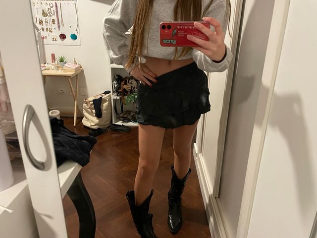 Falda corta volantes grisacea