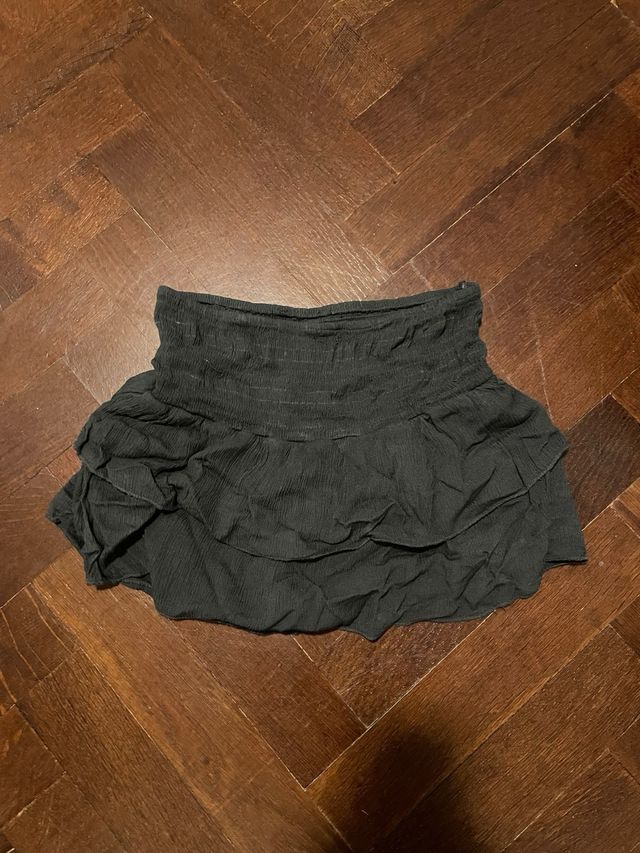 Falda corta volantes grisacea