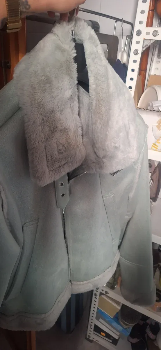 Abrigo de pelo gris y verde