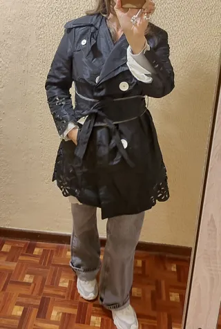 Impermeable azul marino con cinturón