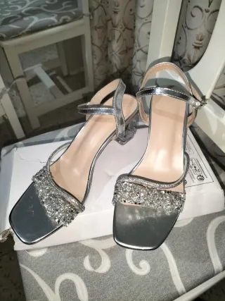 Sandalias de tacón plateadas con pedrería