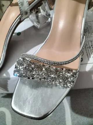 Sandalias de tacón plateadas con pedrería