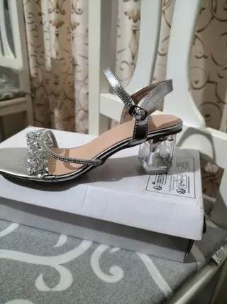Sandalias de tacón plateadas con pedrería
