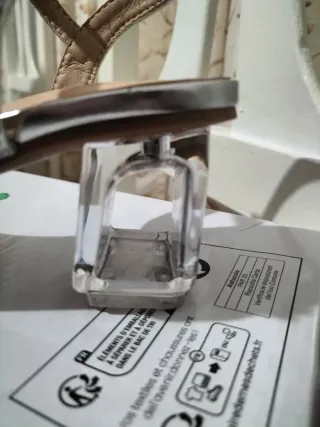 Sandalias de tacón plateadas con pedrería