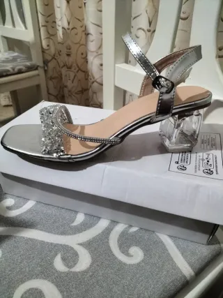 Sandalias de tacón plateadas con pedrería