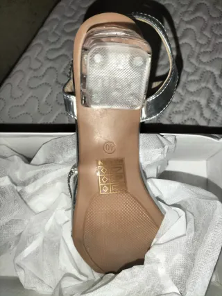 Sandalias de tacón plateadas con pedrería