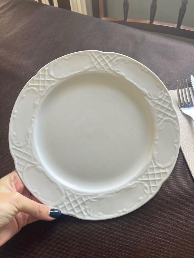 Plato de porcelana blanco con blonda