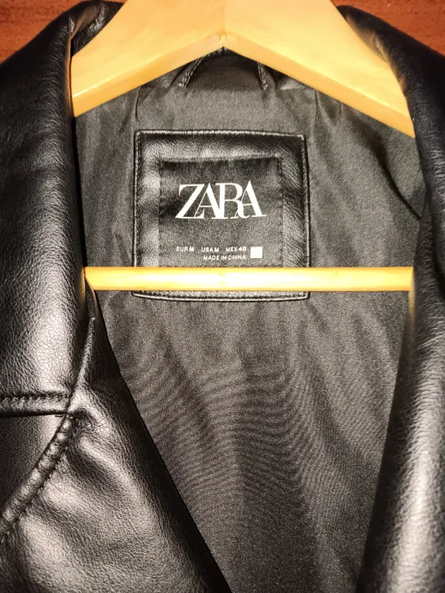 Chaqueta de cuero ZARA negra