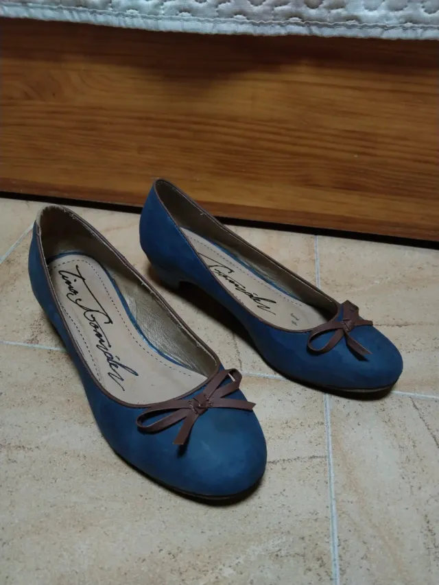 Zapatos azules con pequeño tacón